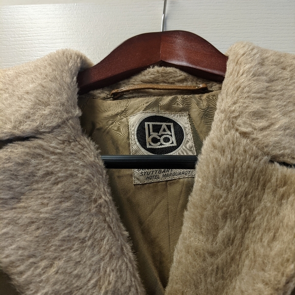 Beautiful tailored German coat size m top to bottom 35 inches. Pit to pit 23 inc - Picture 3 of 9